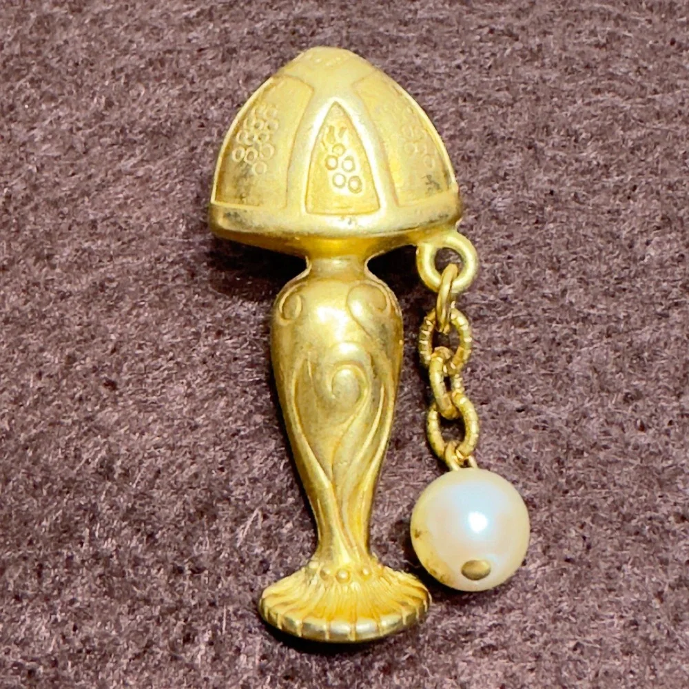 Matte Gold Tone Lamp Pull Switch Faux Pearl Dangle Lapel Pin Vintage